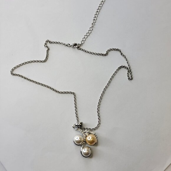 Three Pearl Pendant Necklace - Picture 5 of 10
